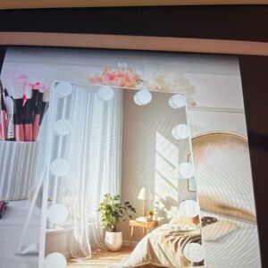 Lighted makeup mirror